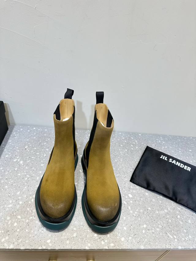 Jil Sander 小众潮牌 24Ss新款 厚底 切尔西靴 延续品牌的极简设计线条利落 硬朗帅气，显高又显瘦 小个子福音哦，看似笨重 实际很舒服 随性时髦 好